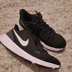 Nike Black and White Jogging Sneakers